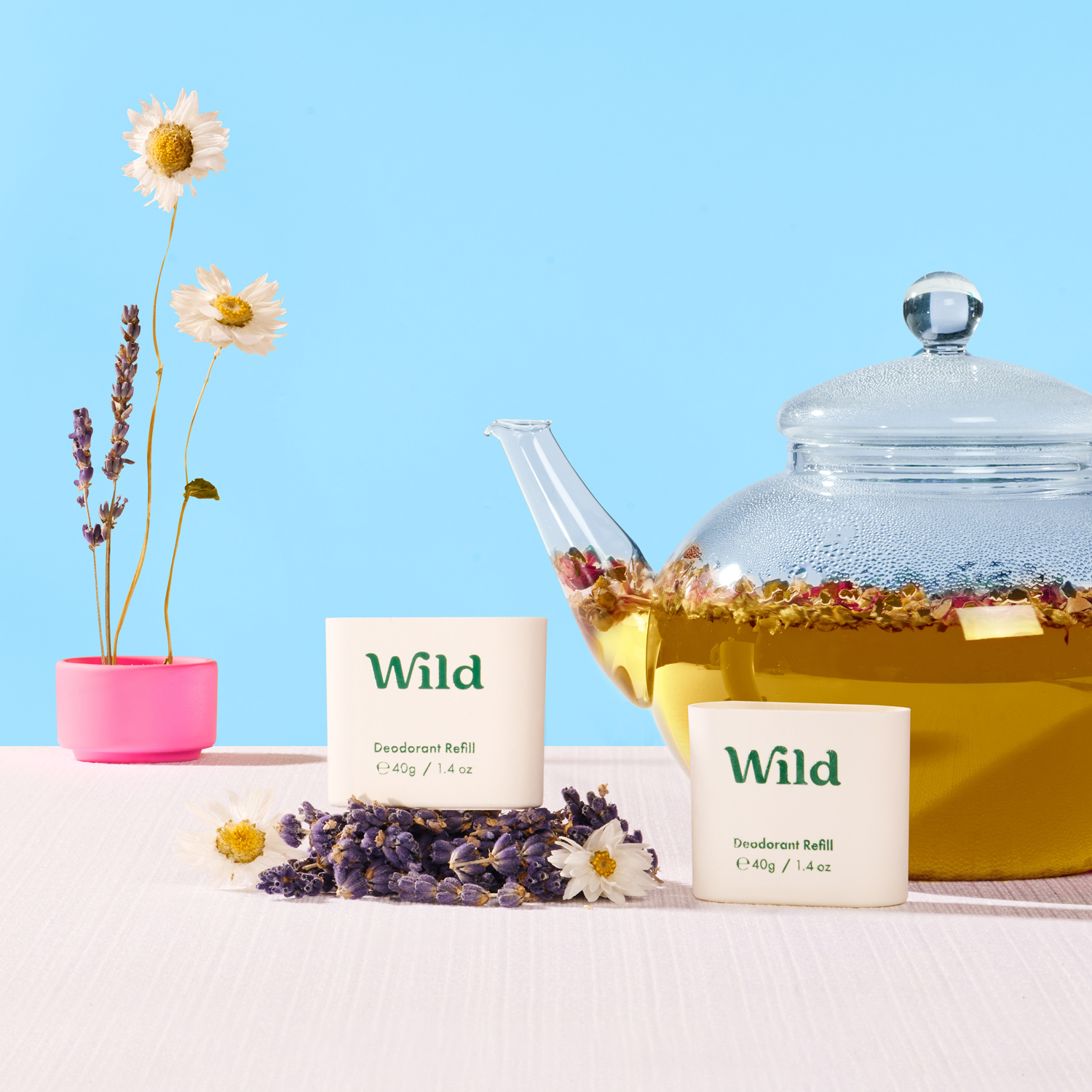 Bildunterschrift: eine Teekanne mit einem Teebeutel daneben