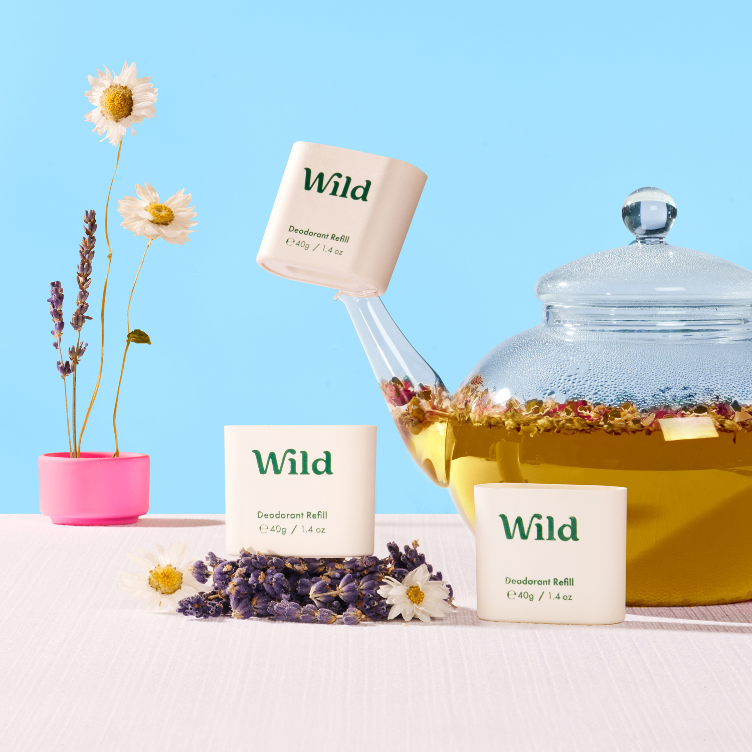 Leyenda: una tetera con té silvestre y dos tazas