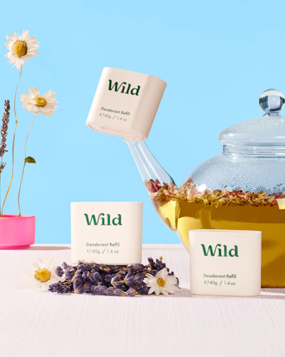 Bijschrift: een theepot met wilde thee en twee mokken