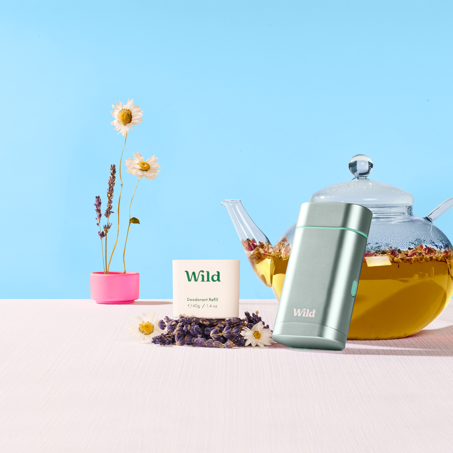 Bildunterschrift: eine Teekanne mit einem Teebeutel daneben