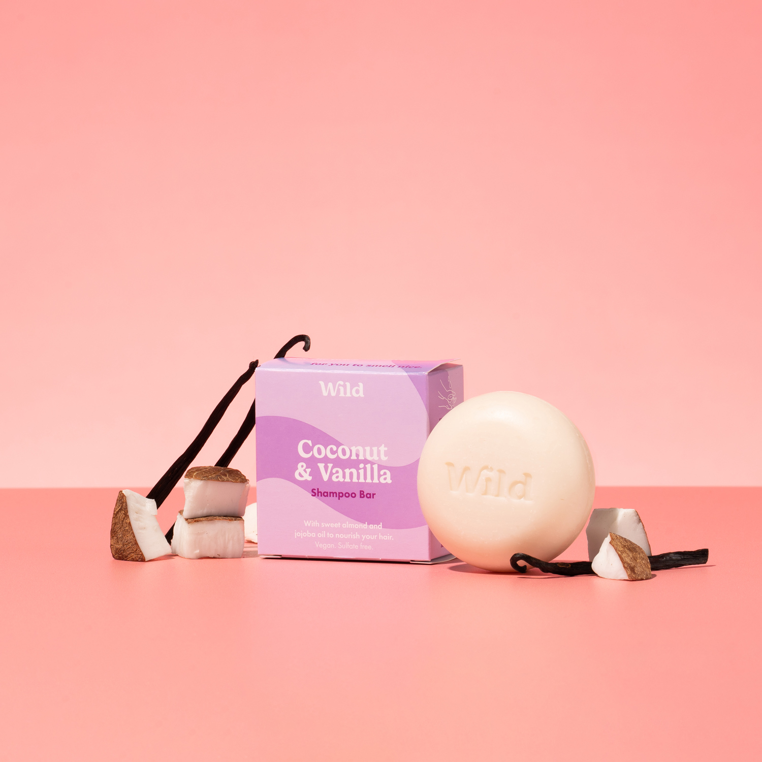 Pie de foto: una bola blanca de jabón junto a una caja rosa