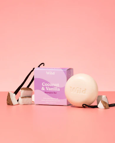 Bijschrift: een wit bolletje zeep naast een roze doosje
