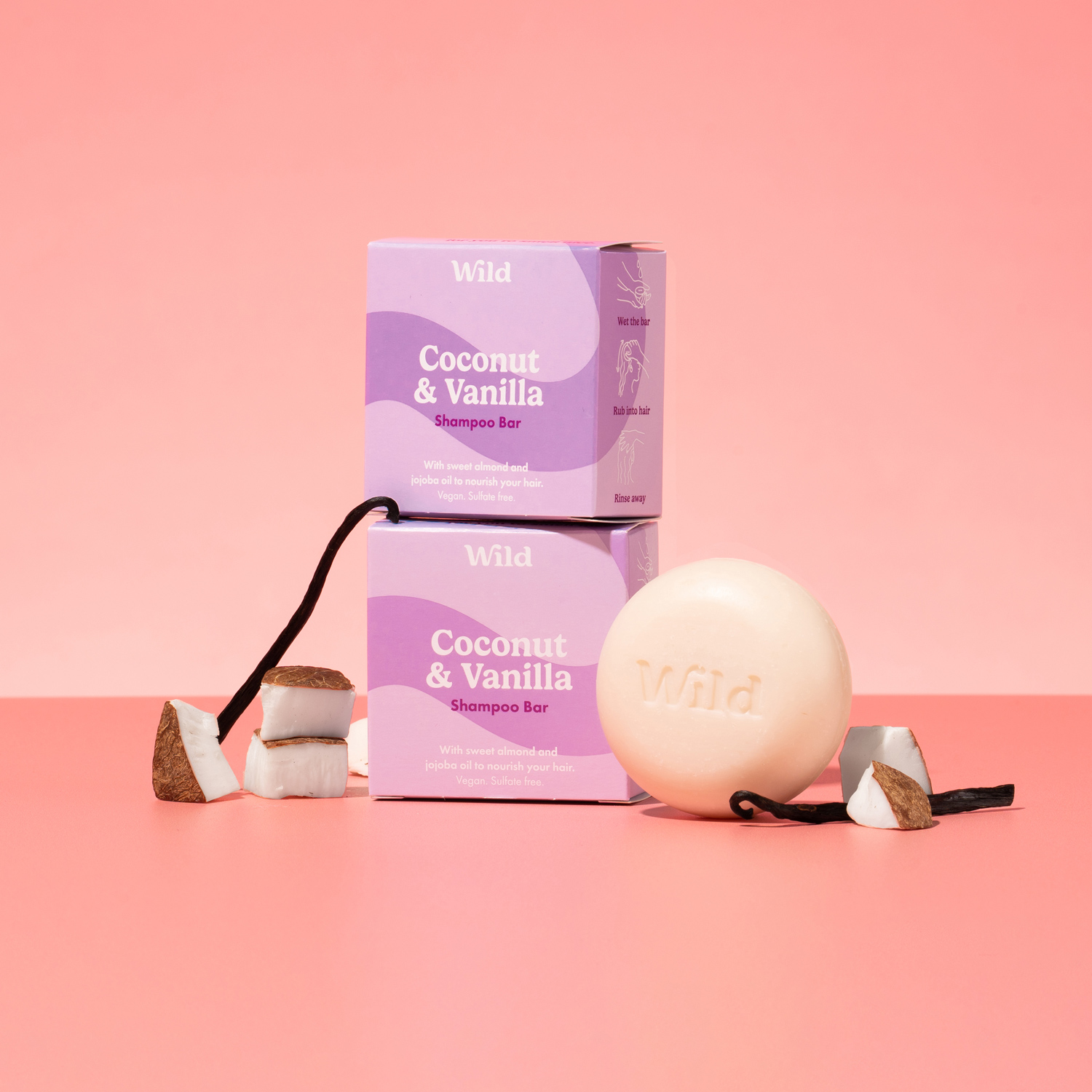 Pie de foto: un par de jabones encima de una mesa rosa