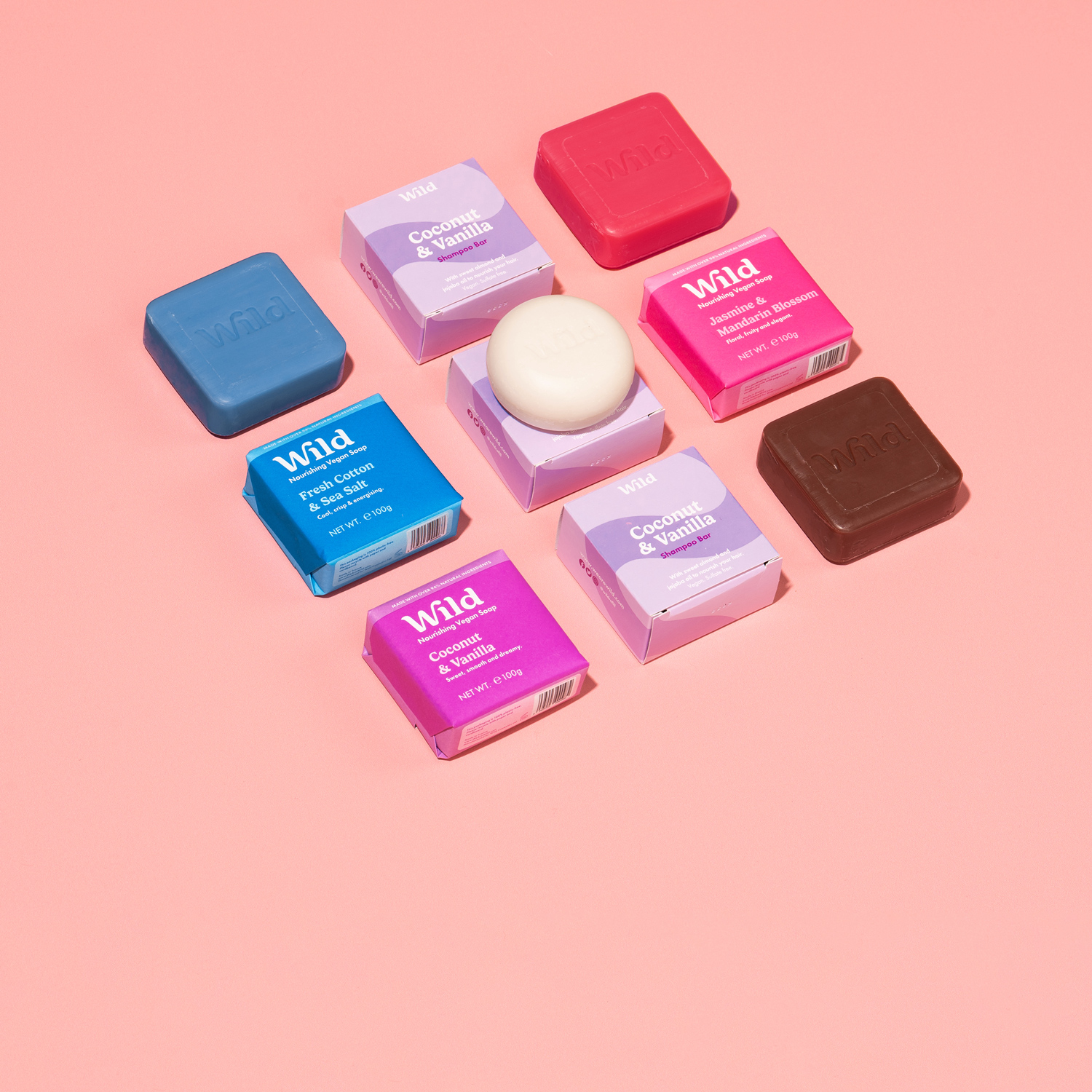 Pie de foto: un grupo de jabones sobre una superficie rosa