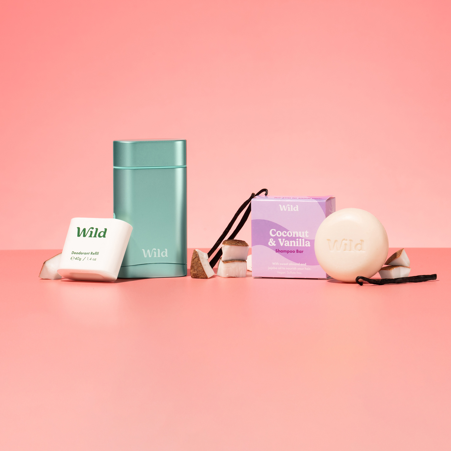 Pie de foto: un par de objetos que están sobre una superficie rosa