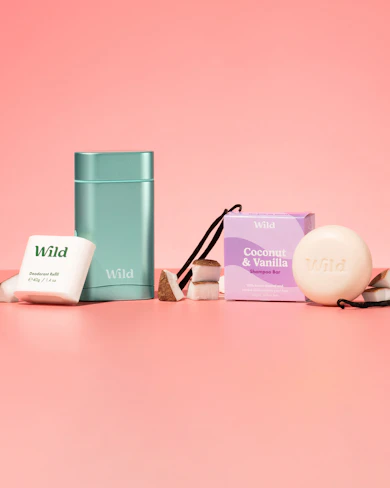 Bijschrift: een paar items die op een roze oppervlak liggen