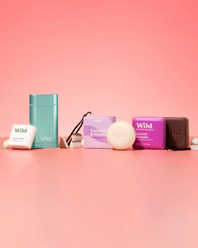 Légende : un fond rose avec une variété de produits de soins de la peau