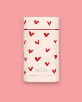 Onderschrift: een papier met hartjes op een roze achtergrond