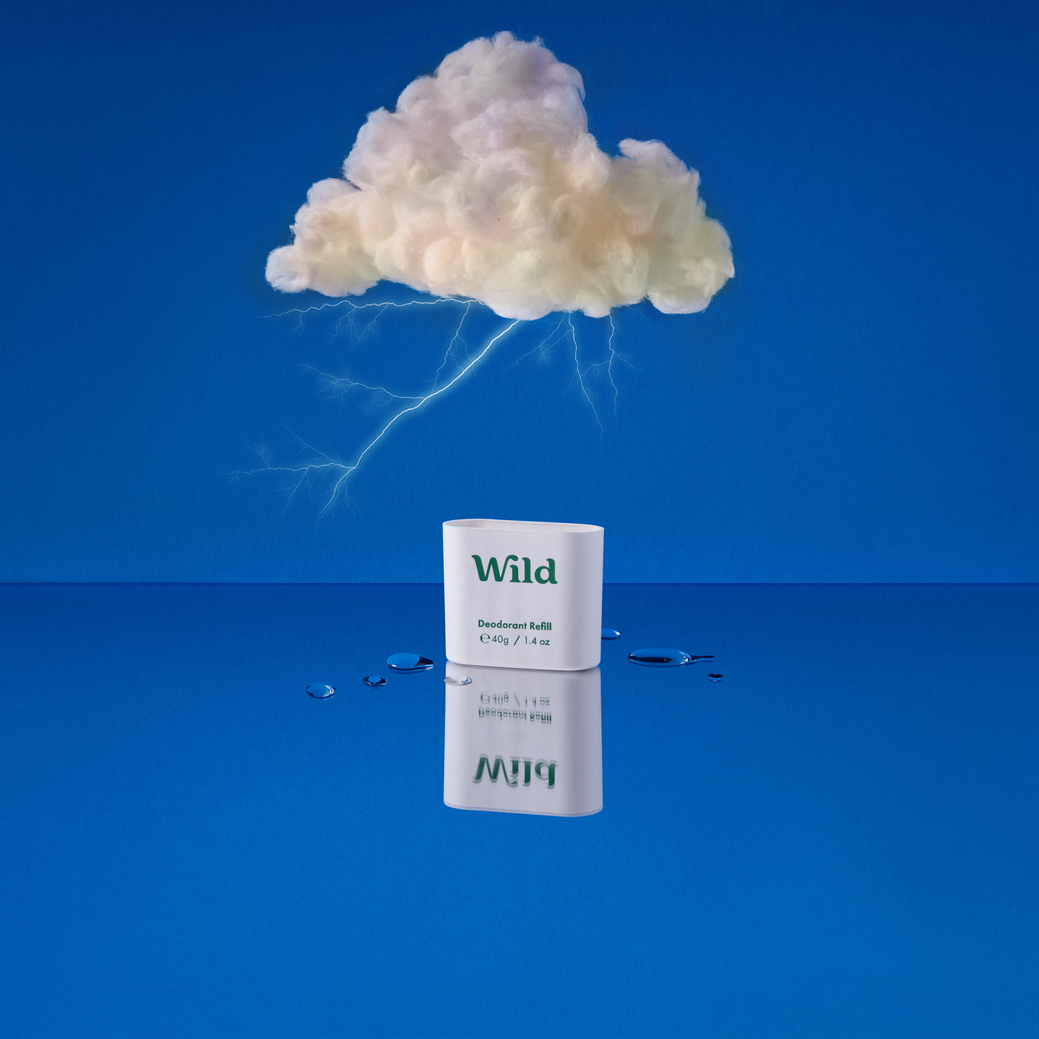 Bijschrift: een witte wolk zwevend over een blauw oppervlak