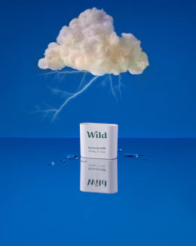 Bijschrift: een witte wolk zwevend over een blauw oppervlak