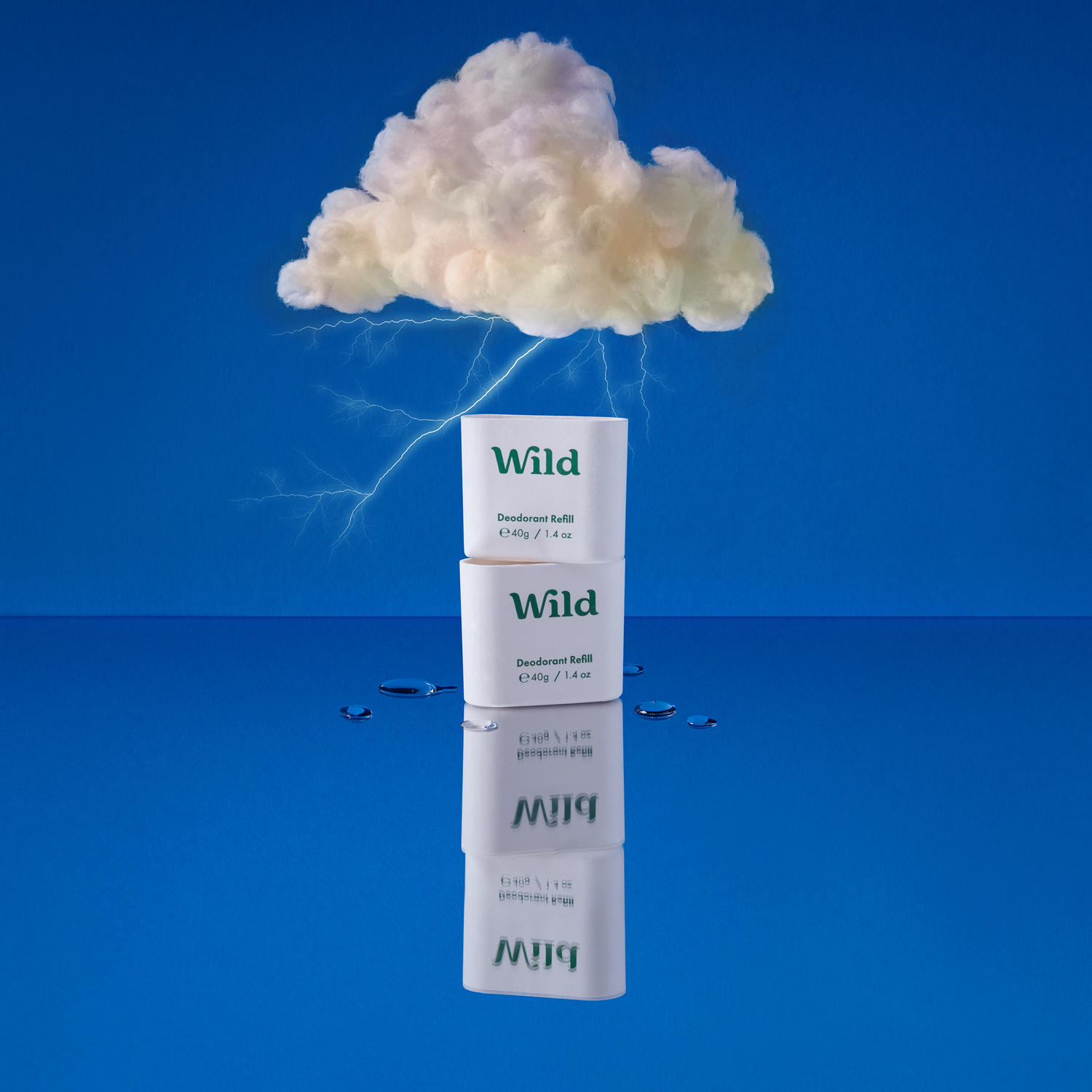 Bijschrift: een witte wolk zwevend over een blauw oppervlak