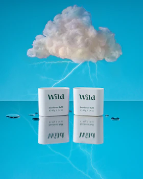 Onderschrift: een paar dozen op een tafel onder een wolk