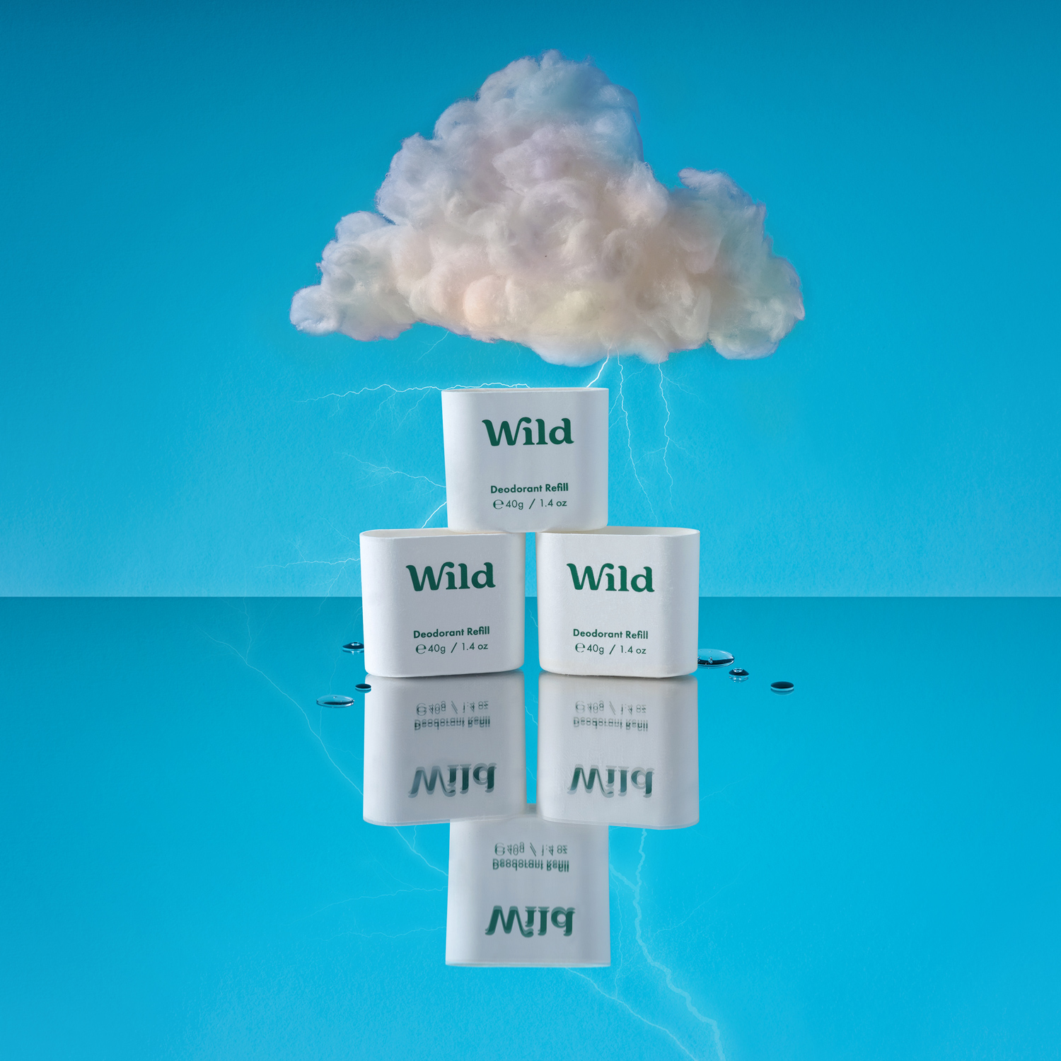 Onderschrift: een wolk zweeft in het midden van een blauwe lucht