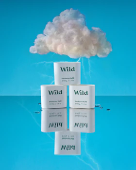 Onderschrift: een wolk zweeft in het midden van een blauwe lucht