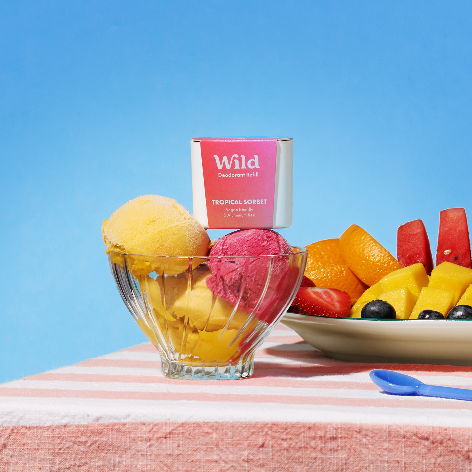 Bildunterschrift: eine Schale mit Obst neben einer Schale mit Eiscreme