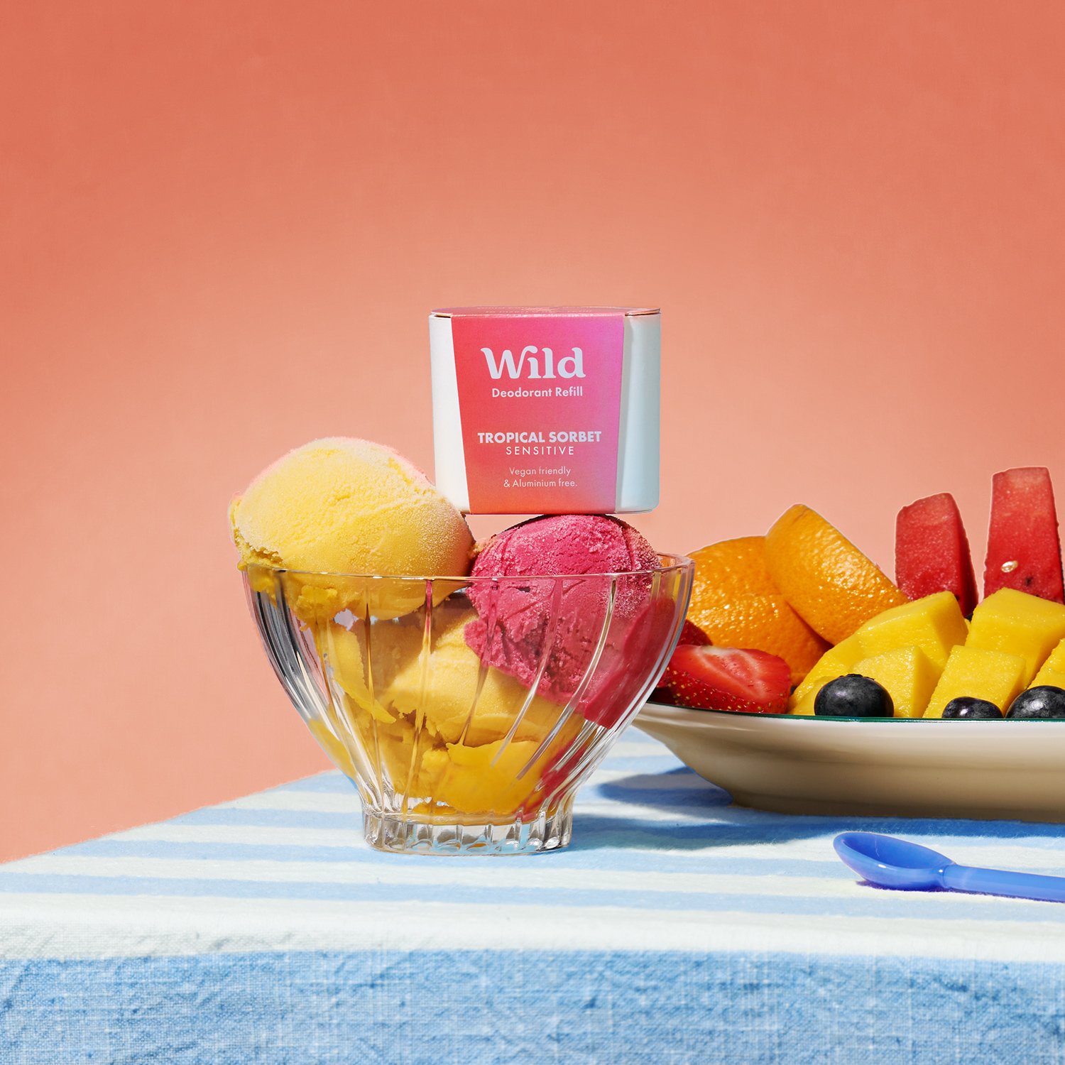 Bildunterschrift: eine Schale mit Obst neben einer Schale mit Eiscreme