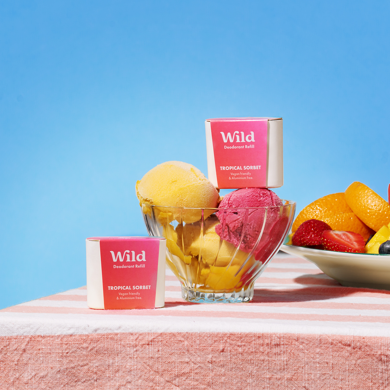 Bildunterschrift: eine Schale mit Obst, die auf einem Tisch steht