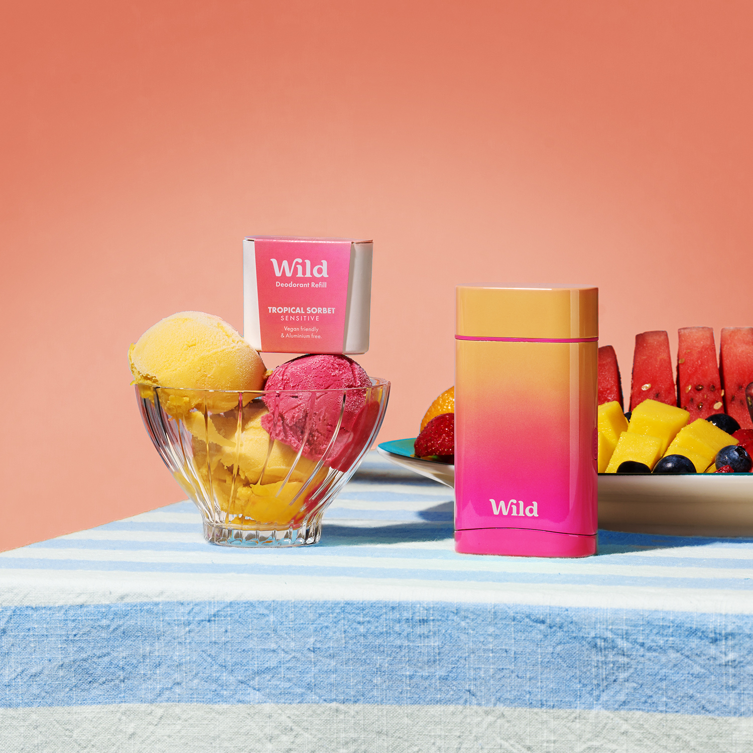 Bildunterschrift: ein Tisch mit einer Obstschale neben einem Obstteller