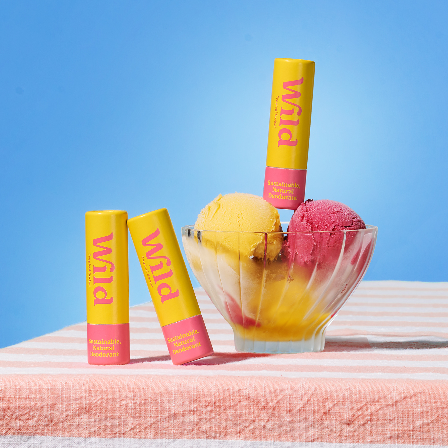 Bildunterschrift: eine Schale Eiscreme neben ein paar Schokoriegeln