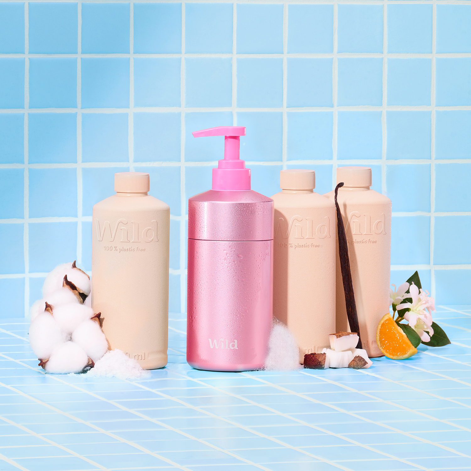 Bildunterschrift: eine Flasche Lotion, eine Flasche Seife, eine Flasche Lotion