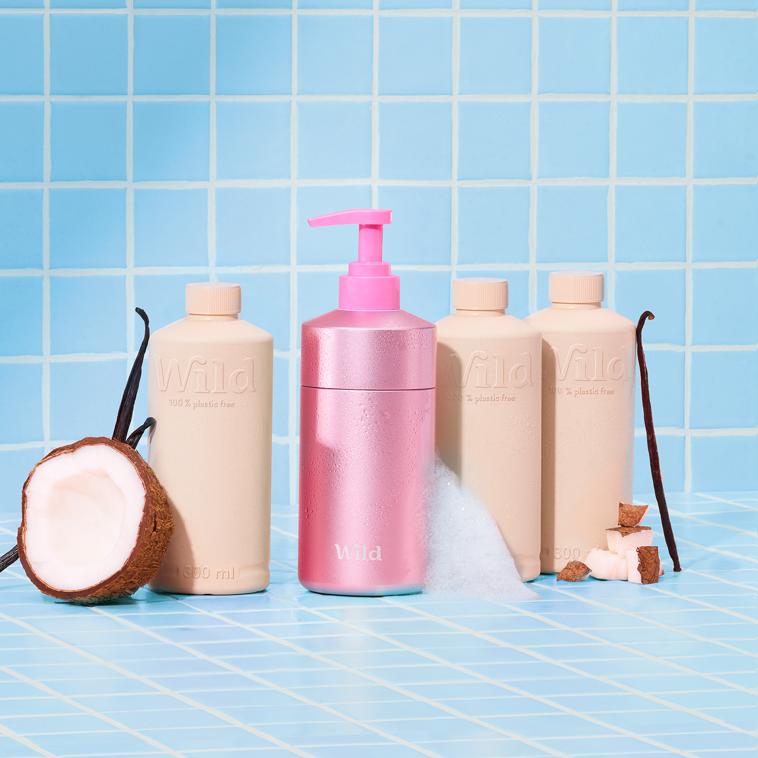 Bildunterschrift: eine Flasche mit Lotion, eine Flasche mit Lotion und eine Kokosnuss auf einem