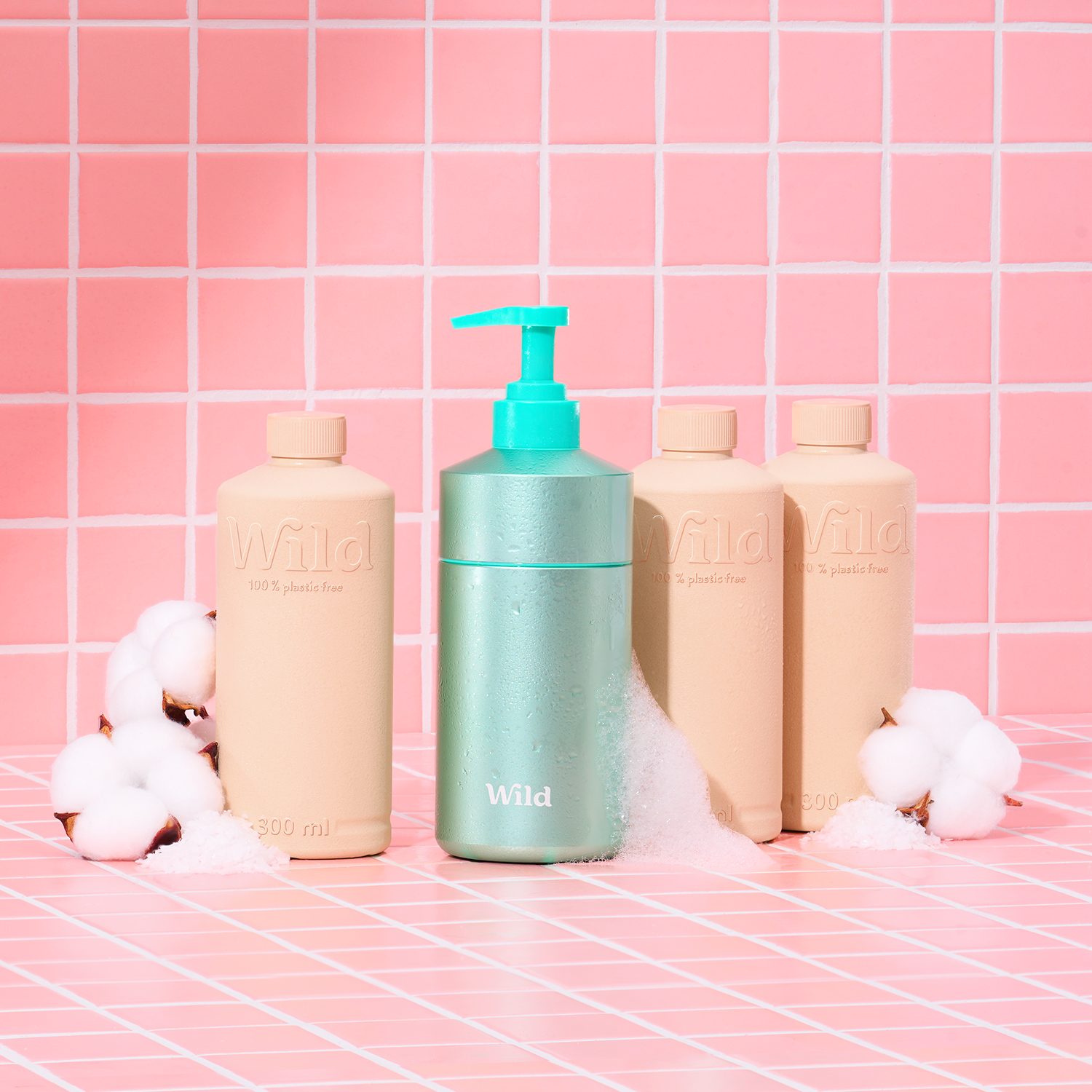 Didascalia: un flacone di lozione seduto accanto a tre flaconi di sapone