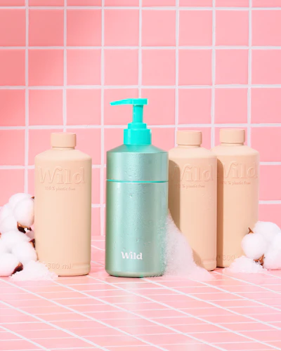 Légende : un flacon de lotion à côté de trois flacons de savon