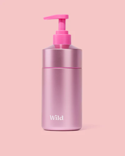 Légende : une bouteille rose avec une pompe rose sur un fond rose