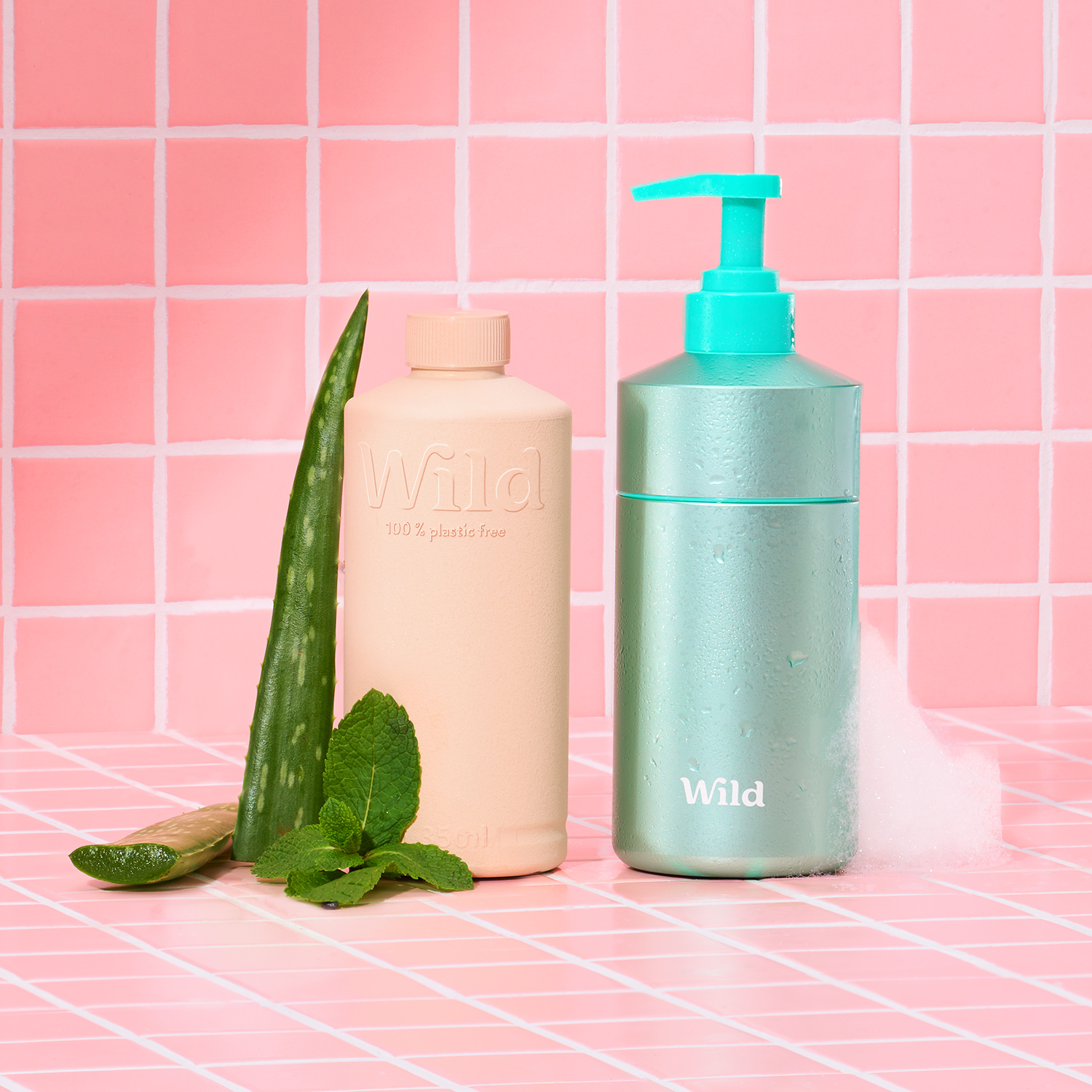 Bildunterschrift: eine Flasche Aloem neben einer Tube Aloem