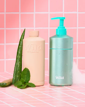 Bildunterschrift: eine Flasche Aloem neben einer Tube Aloem