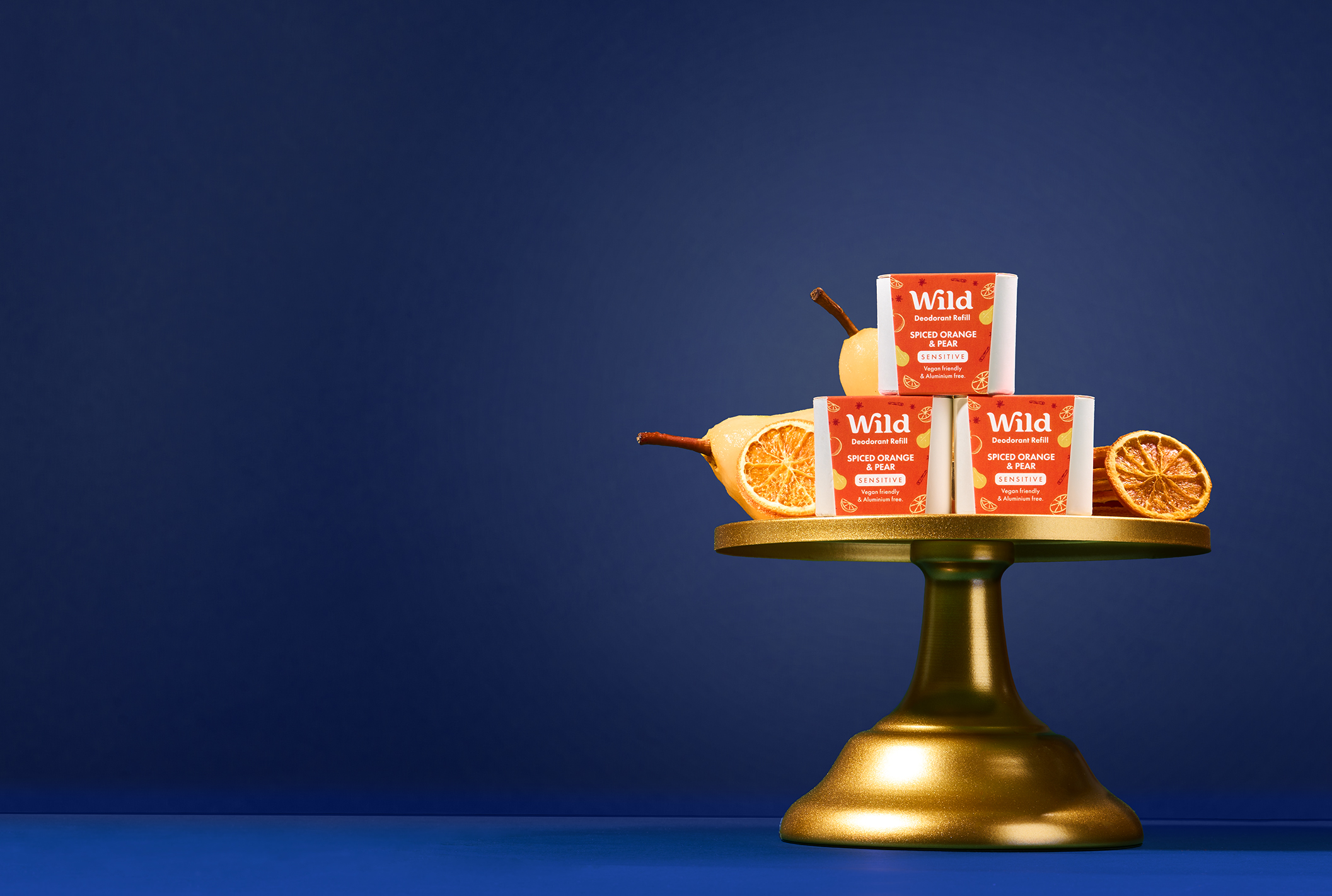 Bildunterschrift: ein goldener Ständer mit Orangen und Teebeuteln darauf