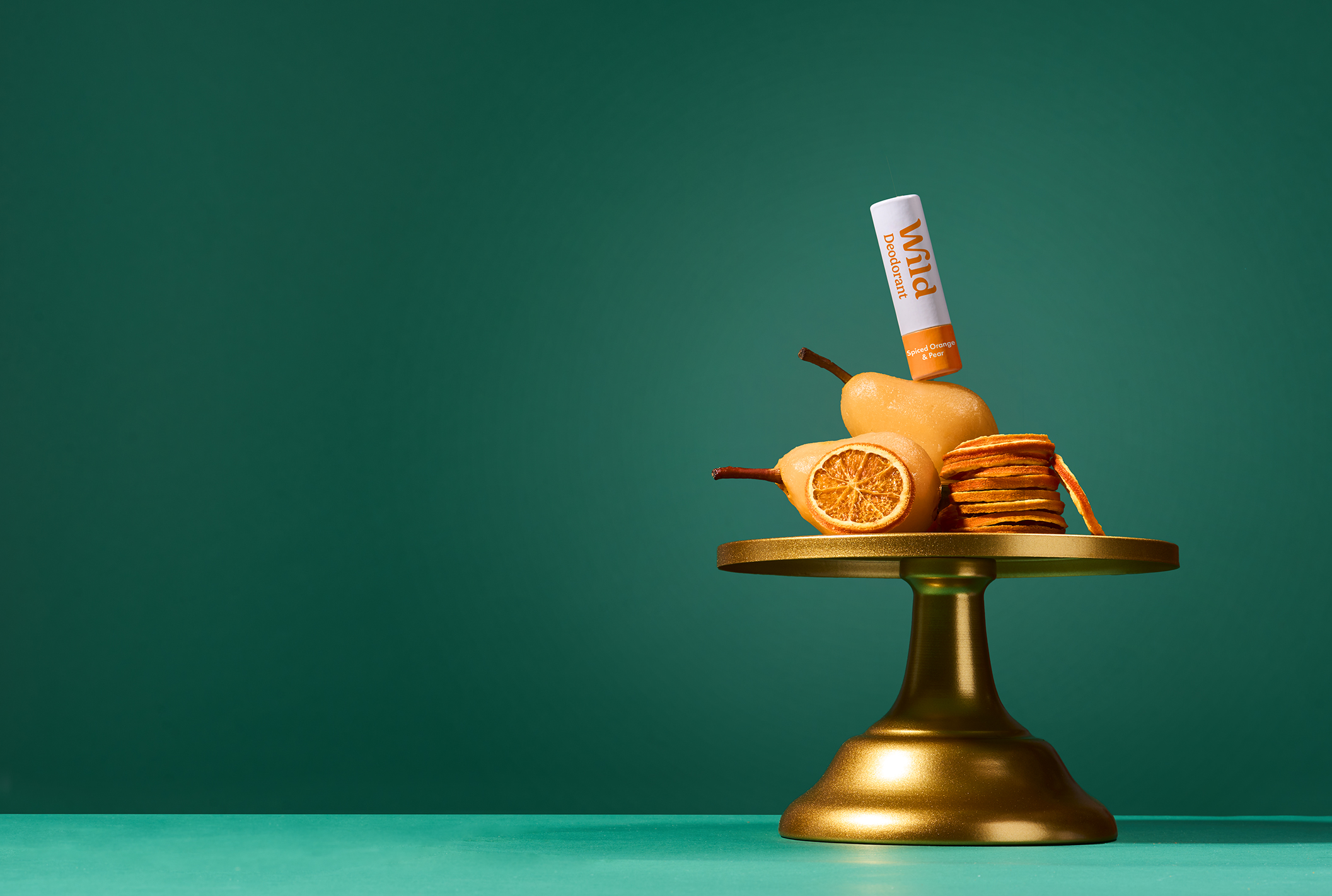 Légende : une assiette en or avec une banane, une orange et un tube de dentifrice.