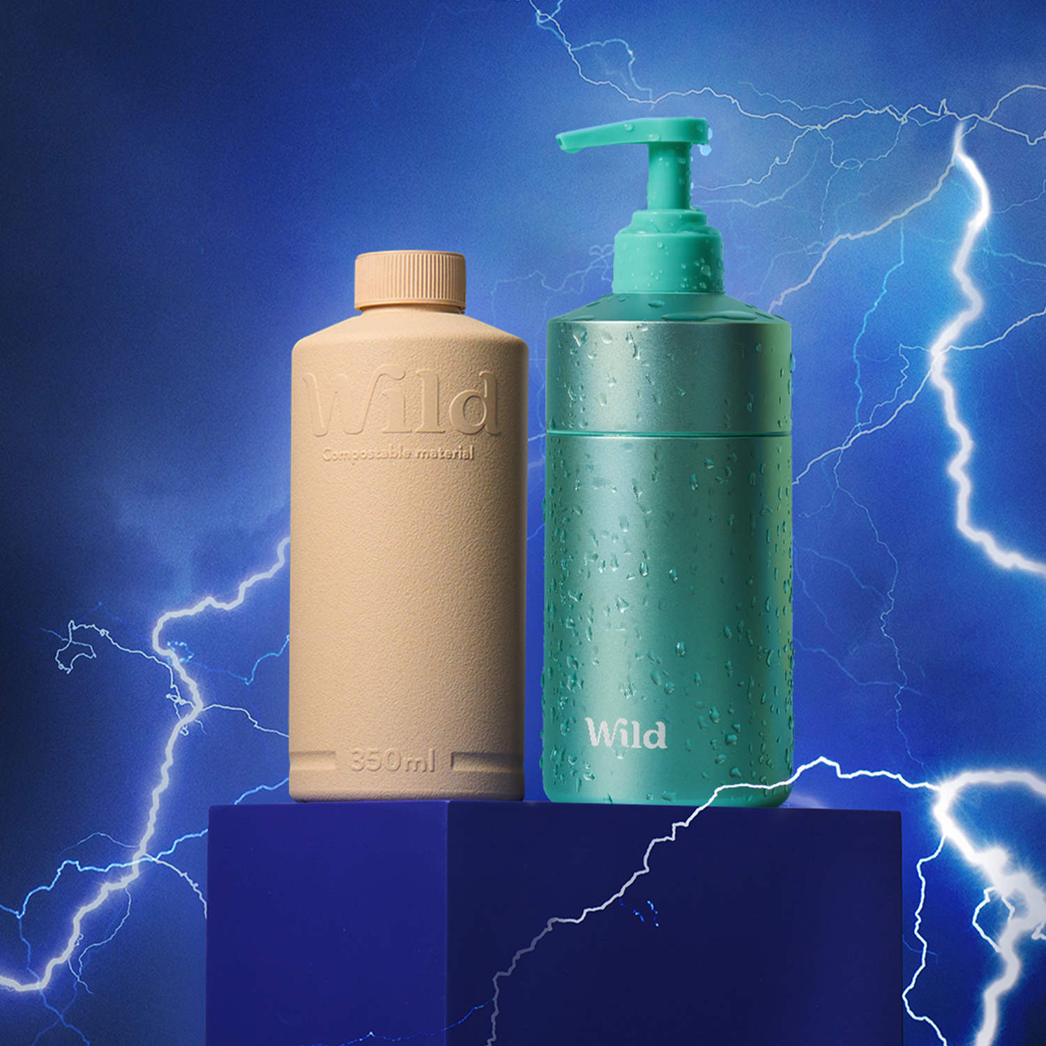 Bildunterschrift: ein paar Flaschen, die auf einem Tisch stehen