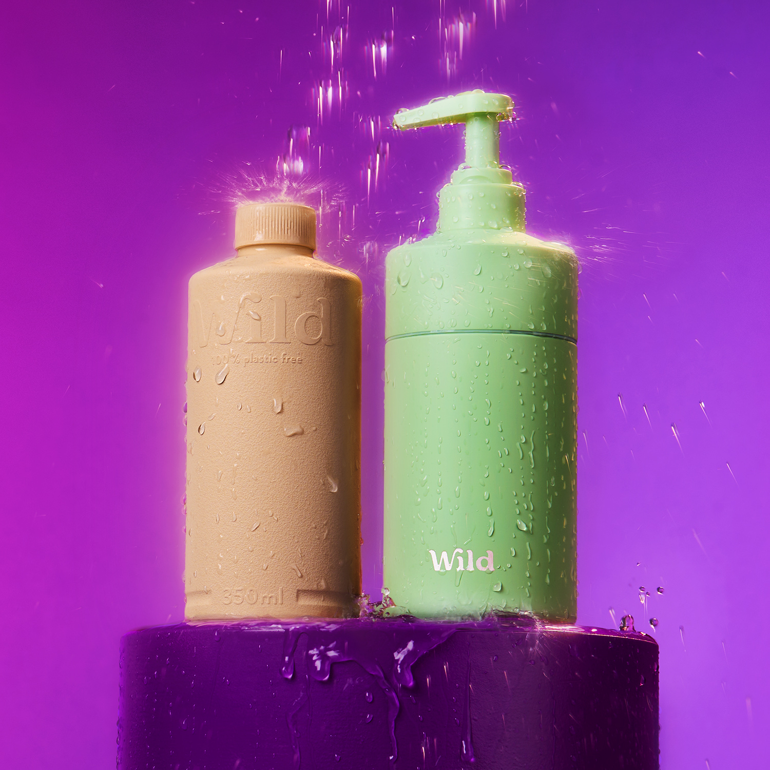 Bildunterschrift: ein paar Flaschen, die auf einem lila Tisch stehen