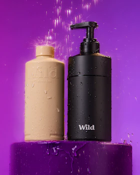 Bildunterschrift: eine Flasche Seife neben einer Flasche Lotion