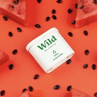 Bildunterschrift: ein weißer Behälter mit einem Wischtuch, das auf Wassermelonenscheiben liegt