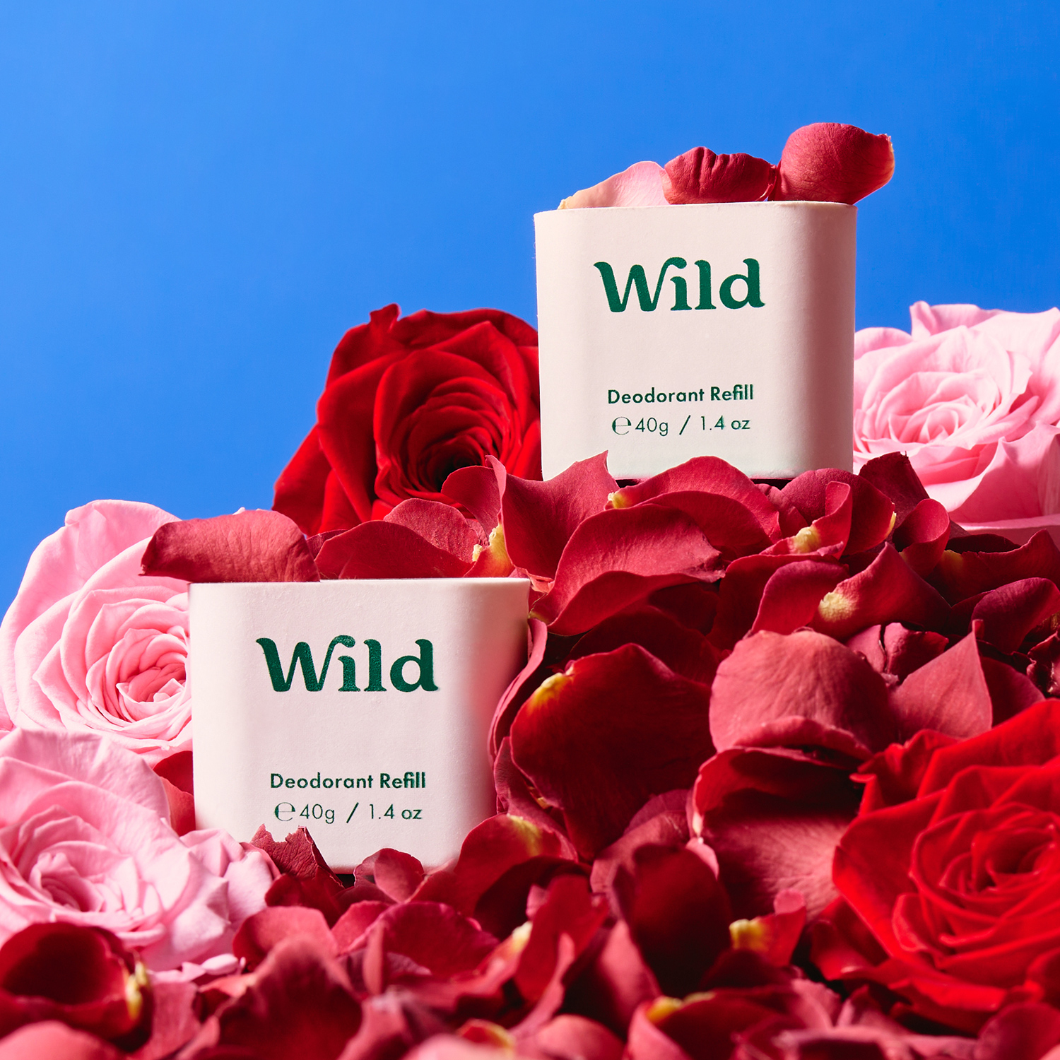 Légende : deux boîtes de baume déodorant sauvage entourées de roses roses