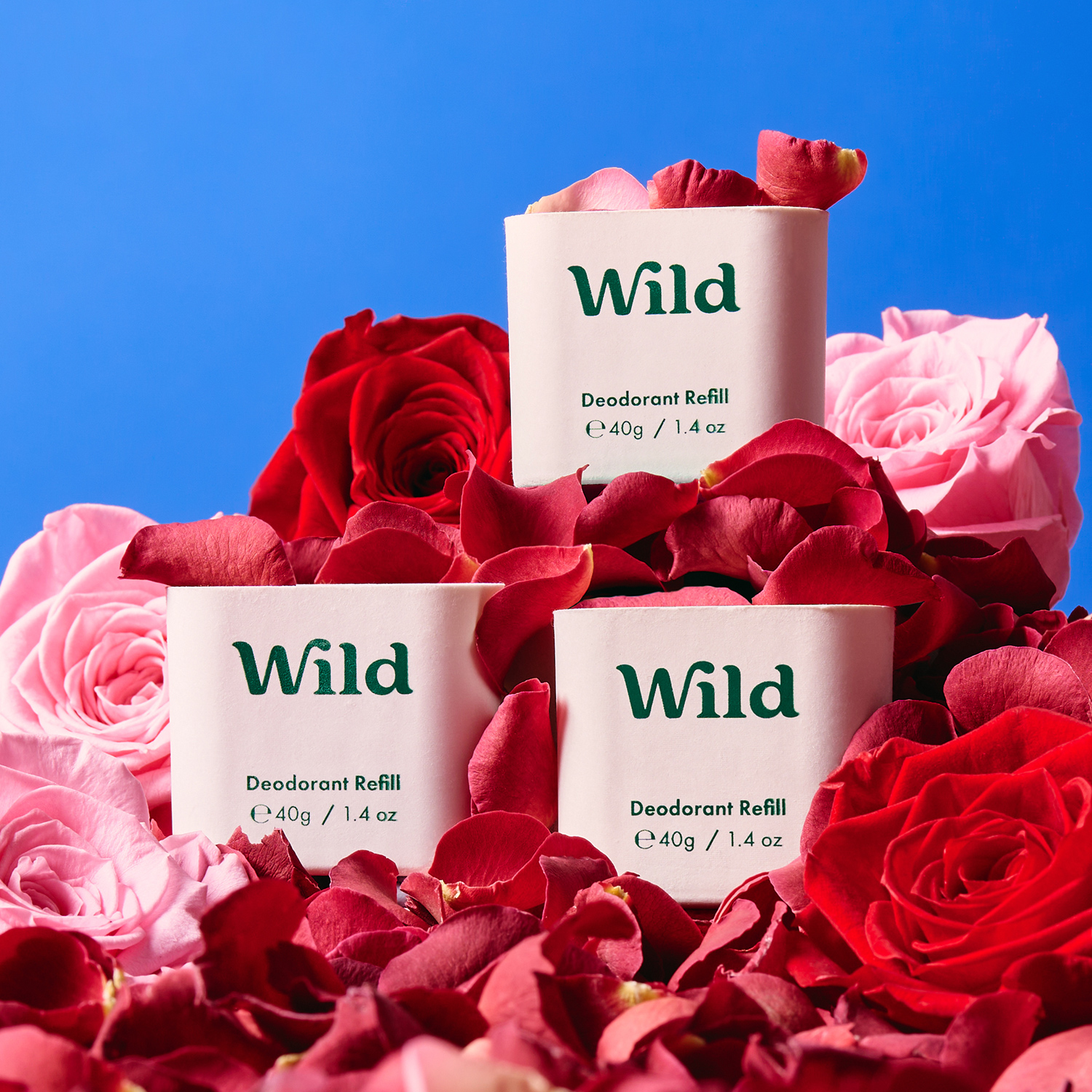 Légende : trois paquets de déodorant sauvage sur un lit de roses