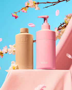Bildunterschrift: eine Flasche mit Lotion und eine Flasche mit Lotion auf einem Tisch