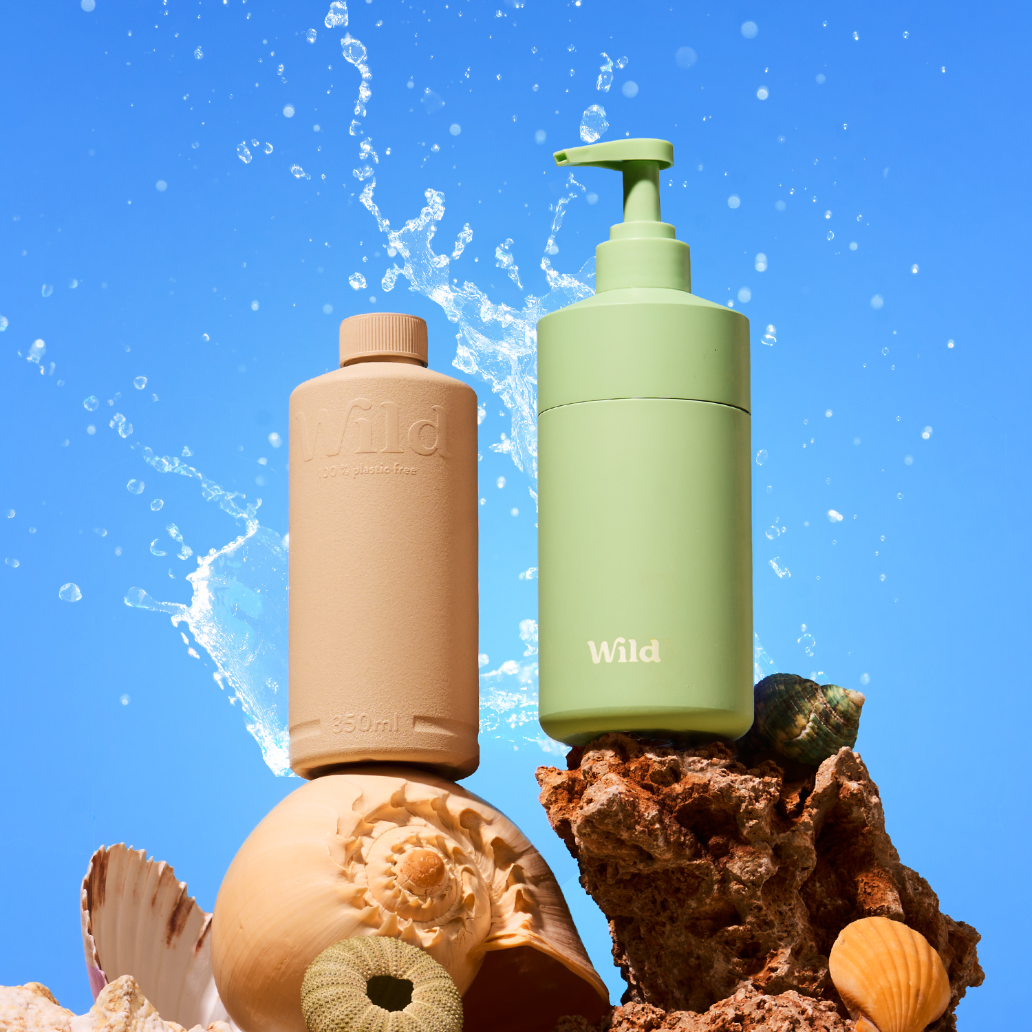 Bildunterschrift: eine Flasche Wasser neben einem Plüschtier