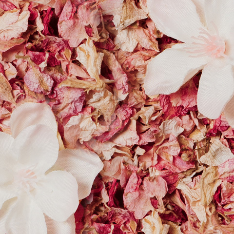 Légende : un bouquet de fleurs sur une table