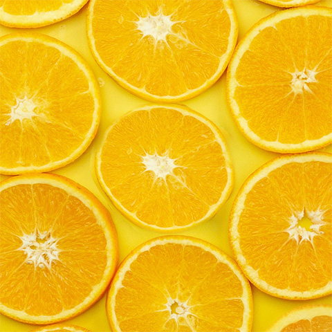 Légende : un groupe d'oranges sur une surface jaune