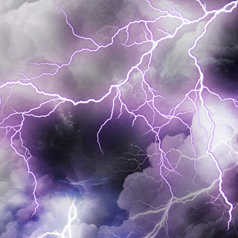 Légende : une photo en violet et noir d'un orage.