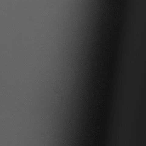 Didascalia: foto in bianco e nero di un orologio su una parete