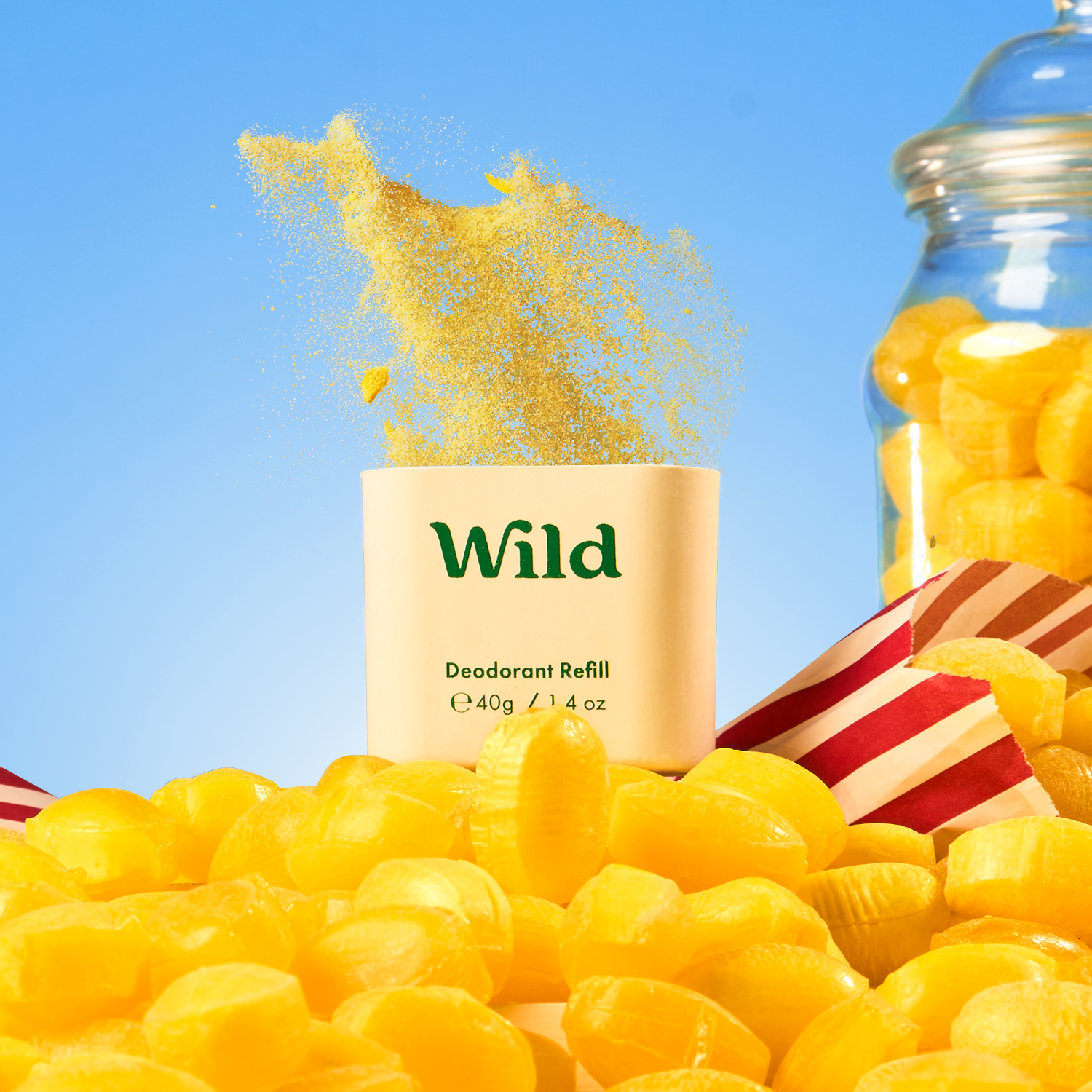 Légende : une pile de bonbons jaunes à côté d'un pot de déodorant sauvage