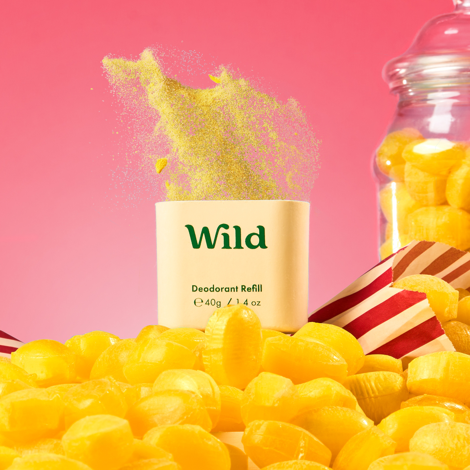 Légende : une pile de bonbons jaunes à côté d'un pot de déodorant sauvage