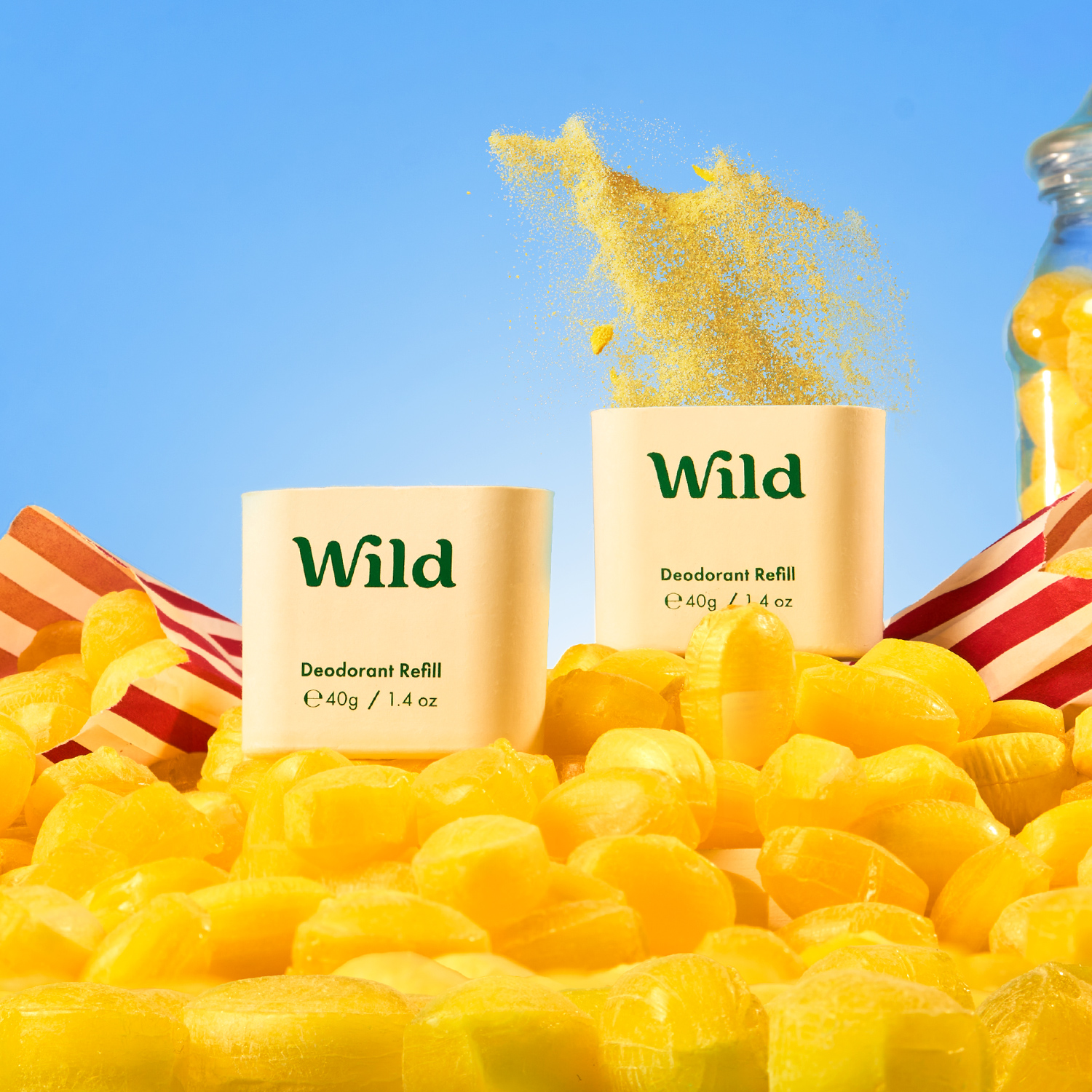 Légende : une pile de bonbons jaunes à côté d'une bouteille de vin sauvage.