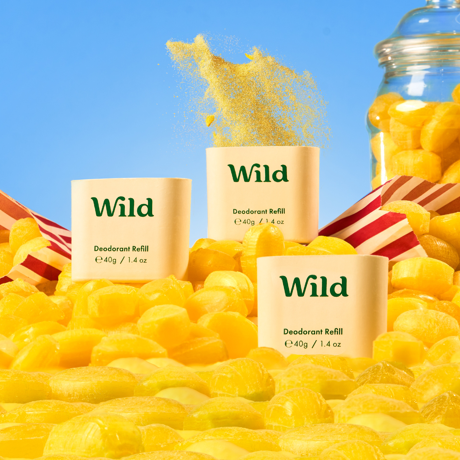 Légende : une pile de bonbons jaunes à côté d'un bocal de bonbons sauvages.