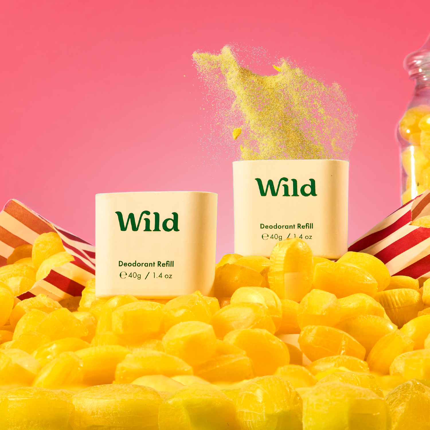 Légende : une pile de bonbons jaunes à côté d'une bouteille de vin sauvage.