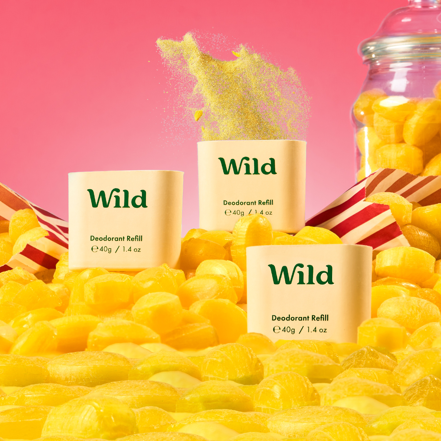 Légende : une pile de bonbons jaunes à côté d'un bocal de bonbons sauvages.